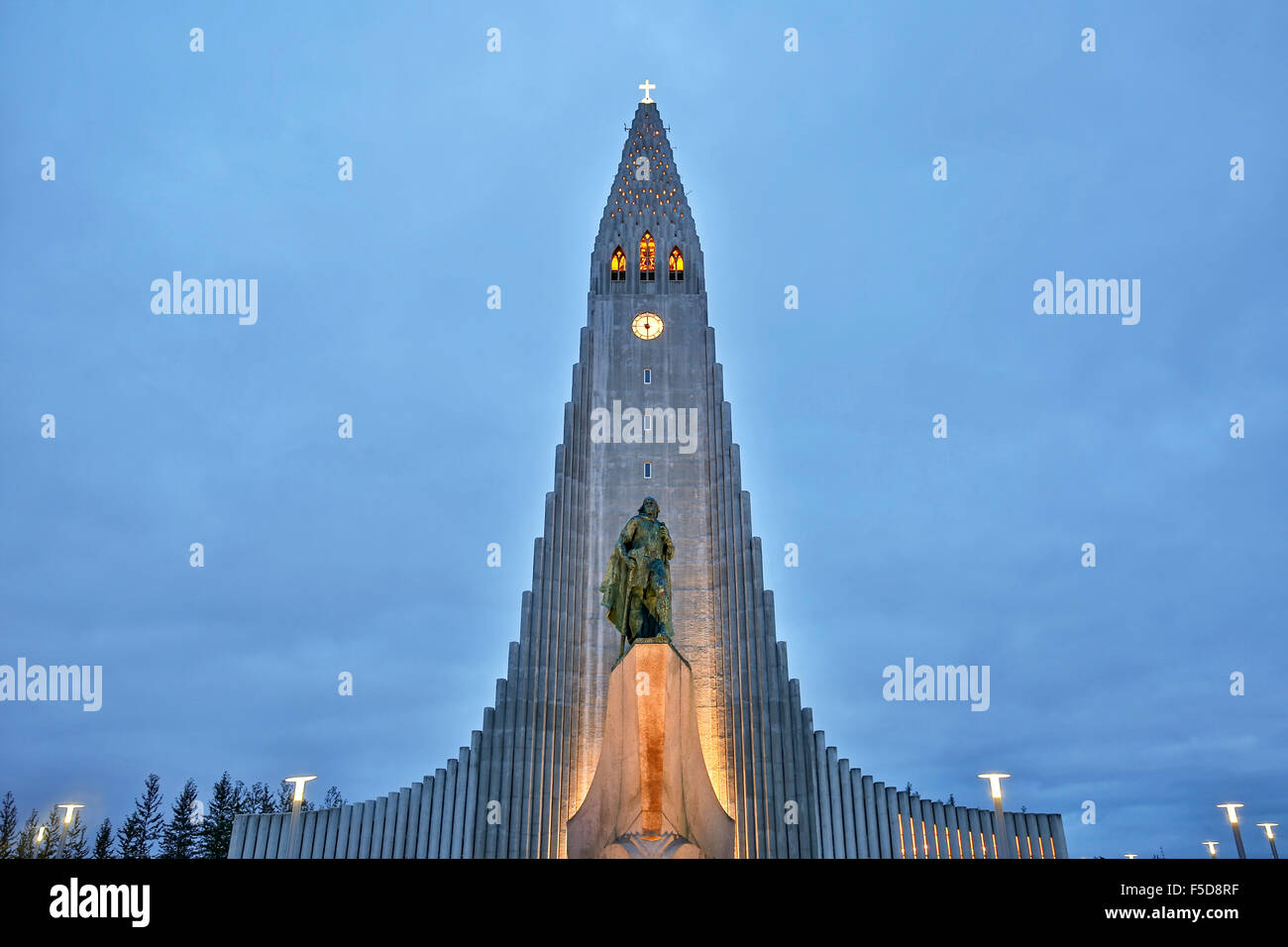 Hallgrims Church (Hallgrimskirkja) by Guðjón Samúelsson and Leif Erikson statue (Alexander Stirling Calder), Reykjavik, Iceland Stock Photo