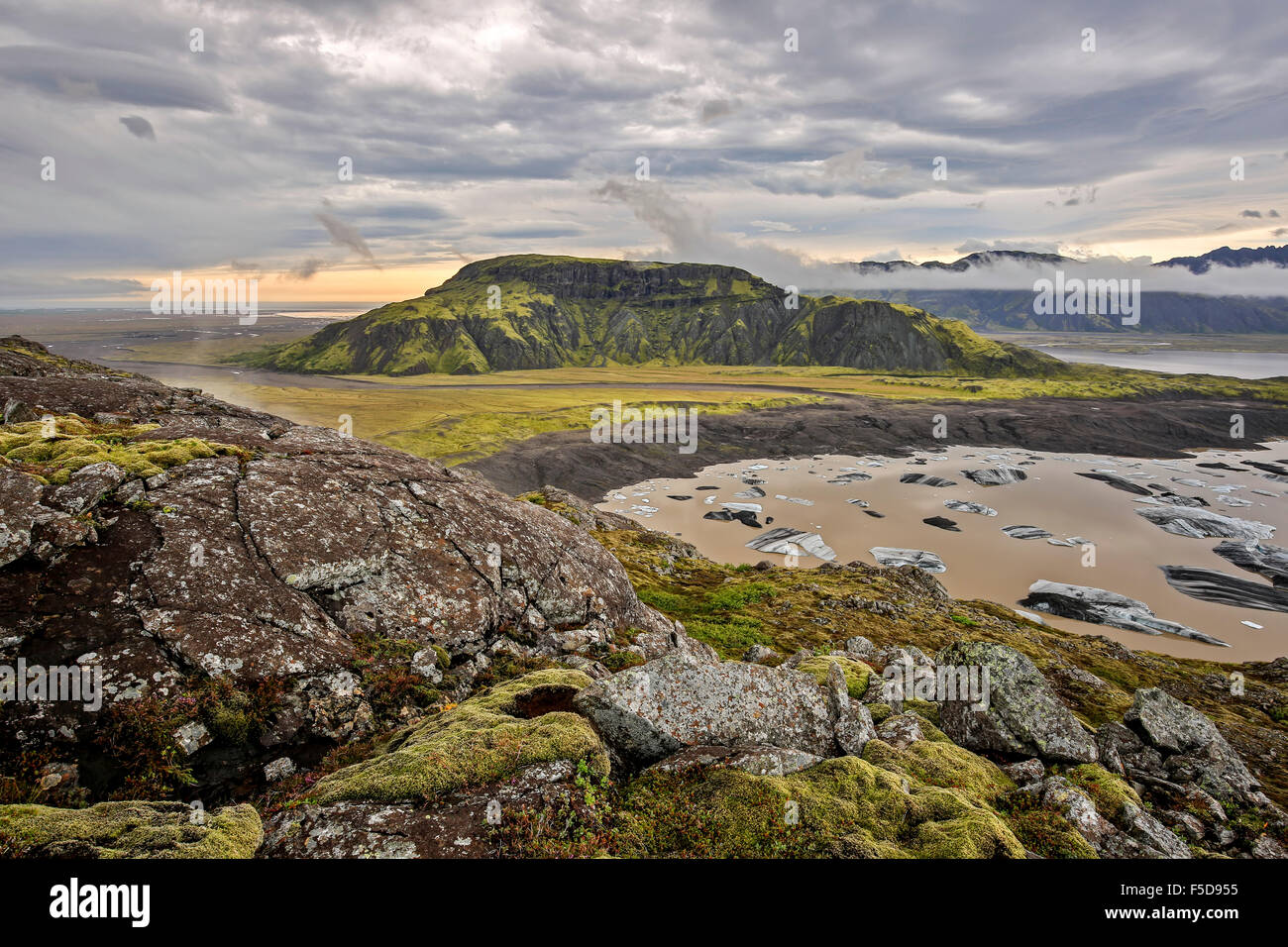 Svinafellsfjall mountain and icebergs on glacier lagoon, terminus of Hoffellsjokul Glacier, Iceland Stock Photo