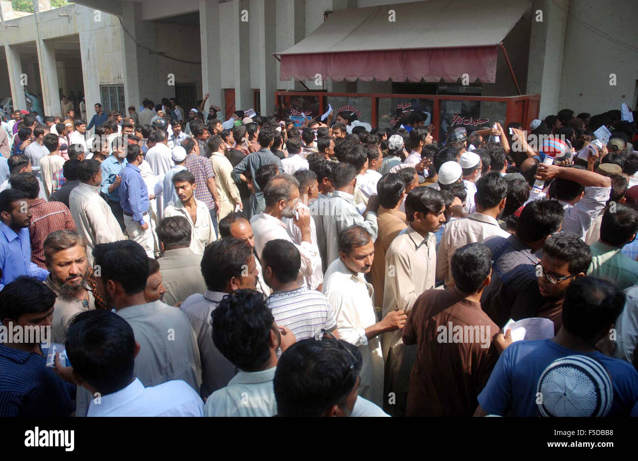 Large Numbers Of Residents Of Karachi Are Gathering At Traffic