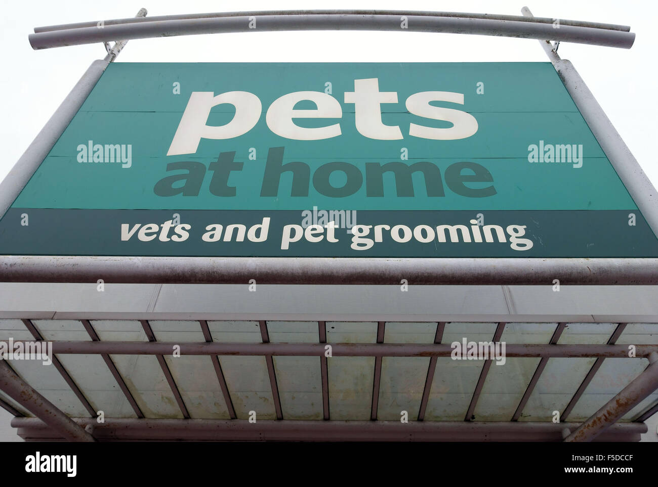 Branch of Pets At Home pet superstores and vets surgery in Somerset,  England Stock Photo