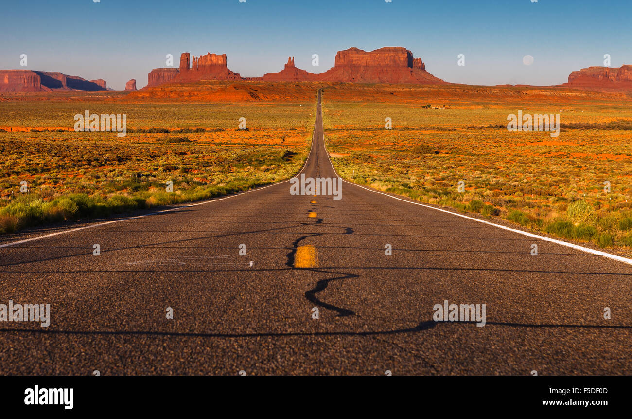 The road to Monument Valley Navajo Tribal Park, Utah (near the Utah/Arizona border), United States of America. Stock Photo