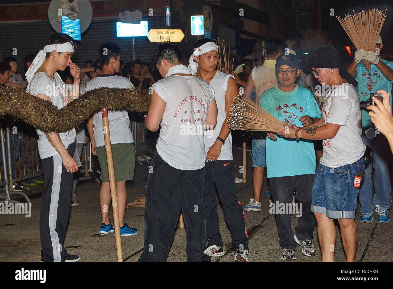 Fire dragon dance performers hi-res stock photography and images - Alamy