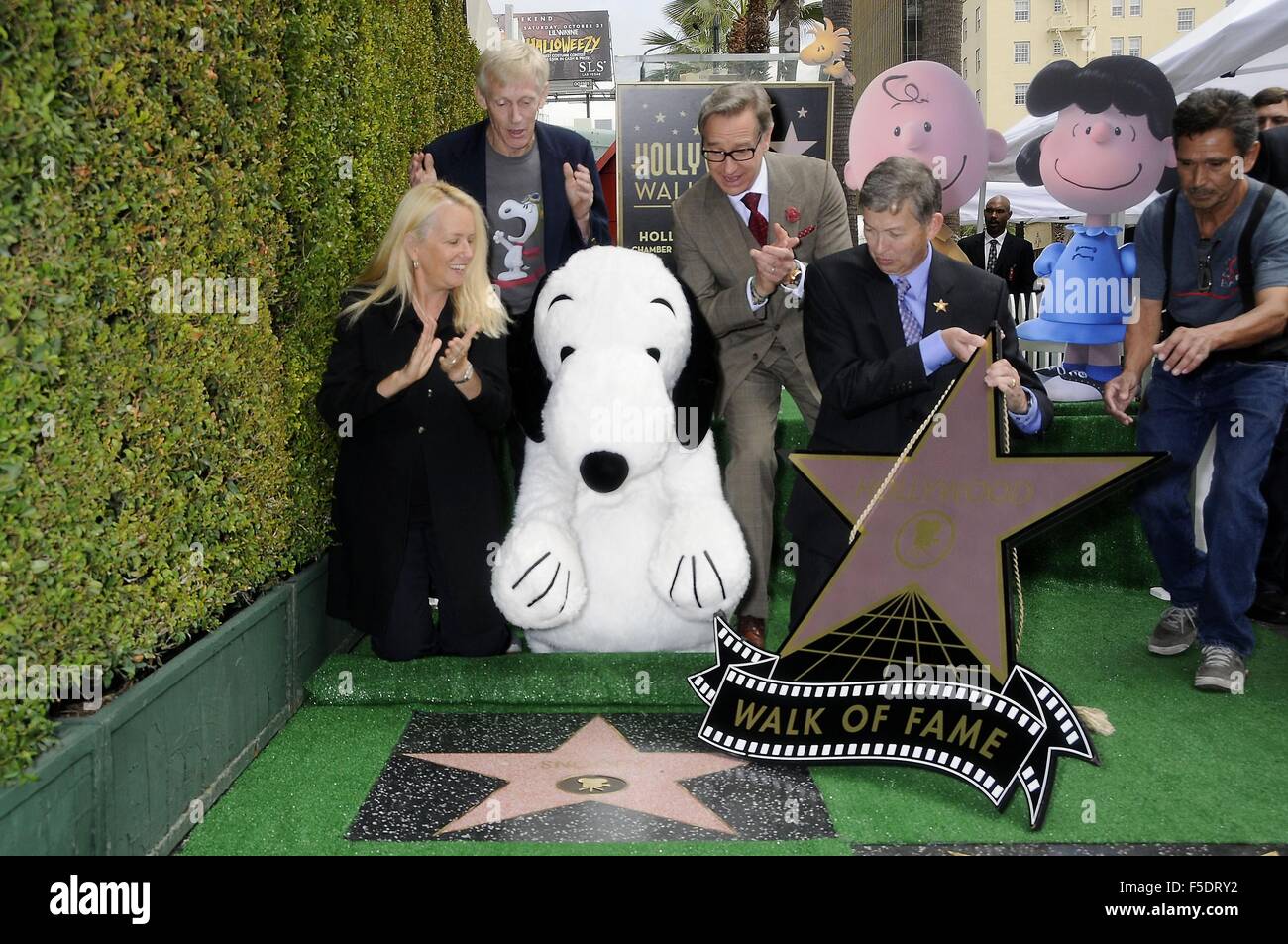 Los Angeles, CA, USA. 2nd Nov, 2015. Beth Marlis, Craig Schultz, Snoopy, Paul Feig, Leron Gubler at the induction ceremony for Star on the Hollywood Walk of Fame for Snoopy, Hollywood Boulevard, Los Angeles, CA November 2, 2015. Credit:  Michael Germana/Everett Collection/Alamy Live News Stock Photo