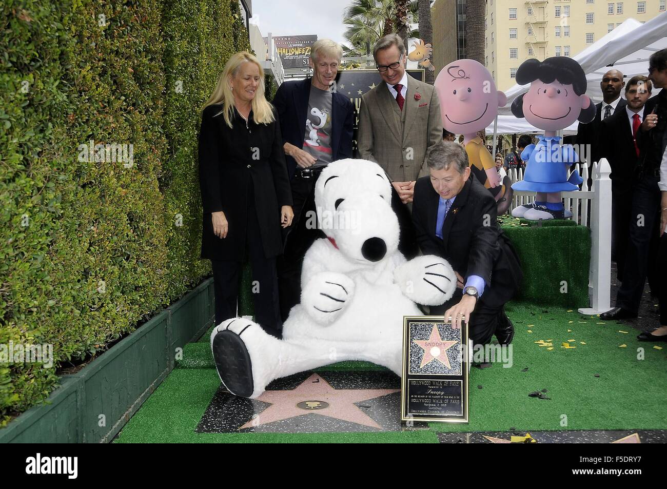 Los Angeles, CA, USA. 2nd Nov, 2015. Beth Marlis, Craig Schultz, Snoopy, Paul Feig, Leron Gubler at the induction ceremony for Star on the Hollywood Walk of Fame for Snoopy, Hollywood Boulevard, Los Angeles, CA November 2, 2015. Credit:  Michael Germana/Everett Collection/Alamy Live News Stock Photo