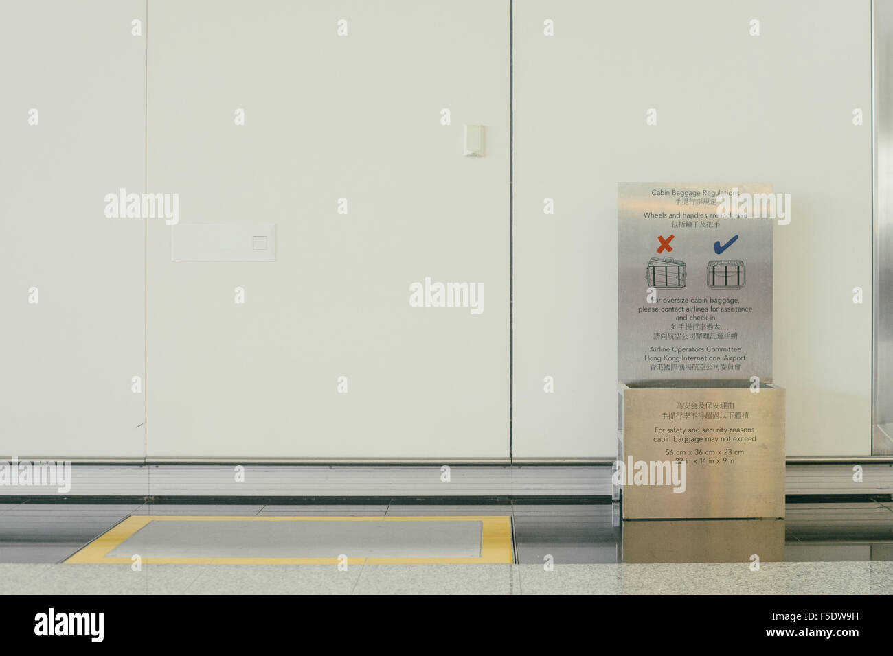 cabin baggage weight for oversize luggage in hong kong airport Stock