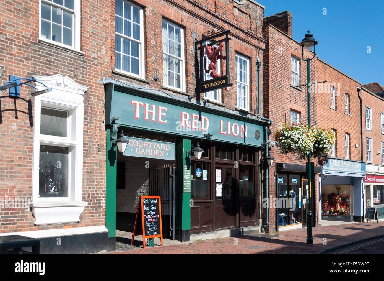 The Red Lion Pub, Sittingbourne High Street, Sittingbourne, Kent, England, United Kingdom Stock Photo