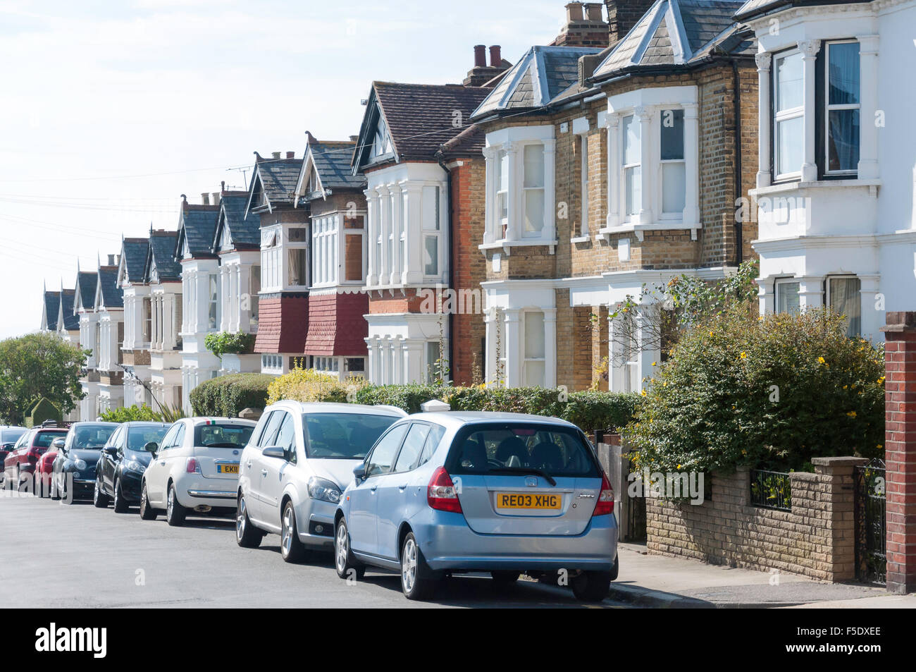 Victorian terraced houses avenue road hires stock photography and