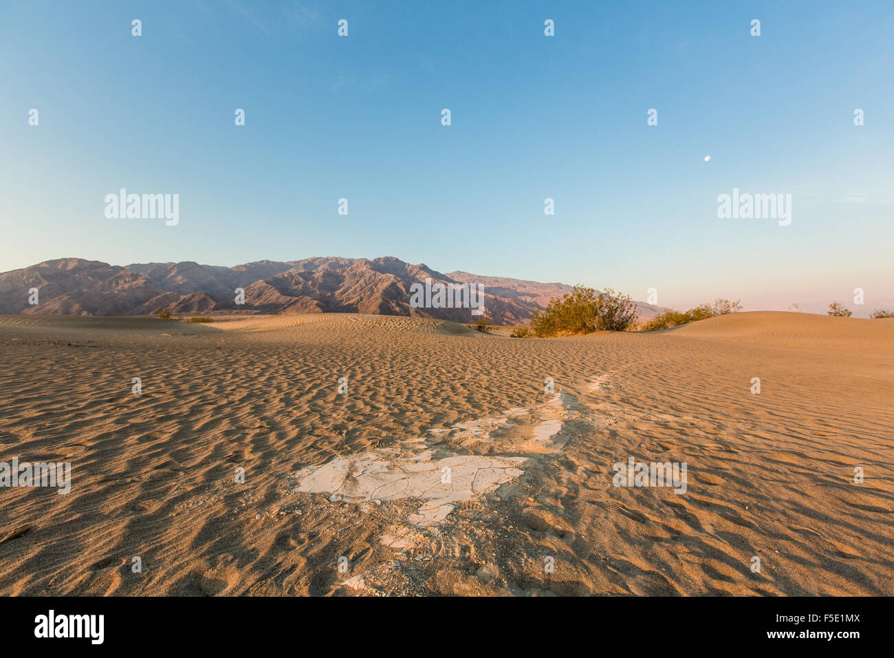 Dunes in death valley national park hires stock photography and images