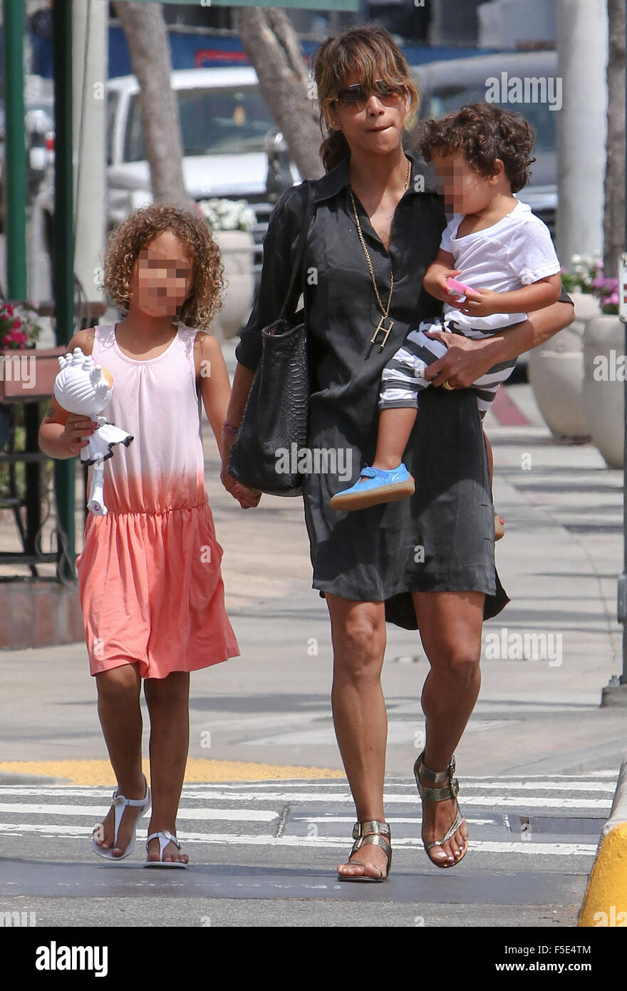 Halle Berry Takes Her Children Out For Lunch In West Hollywood 
