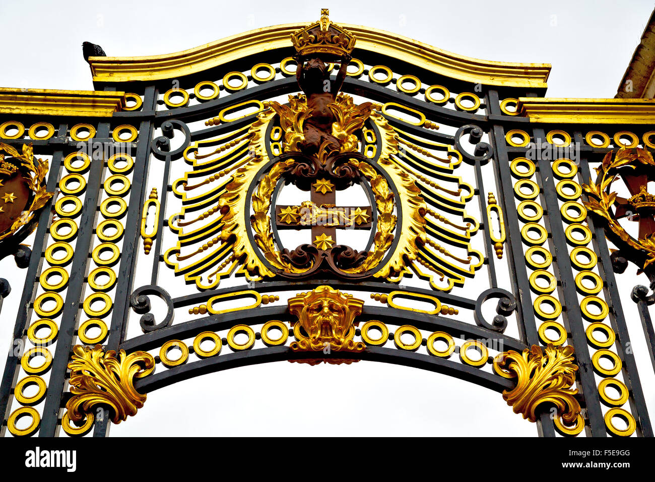 in london england the old metal gate royal palace Stock Photo - Alamy