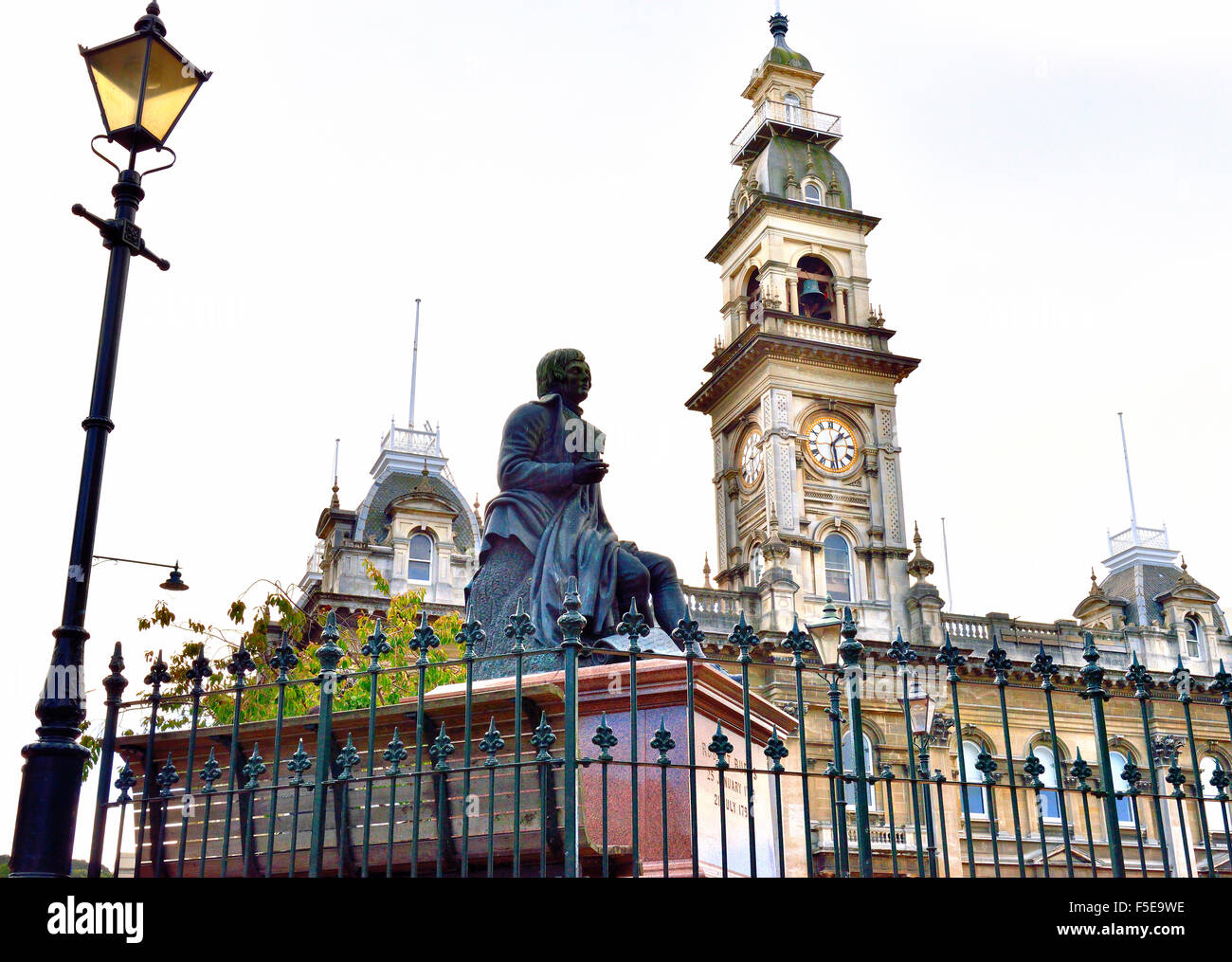 Scottish poet Robert Burns Robert Burns statue and the Municipal Chambers (Dunedin Town Hall