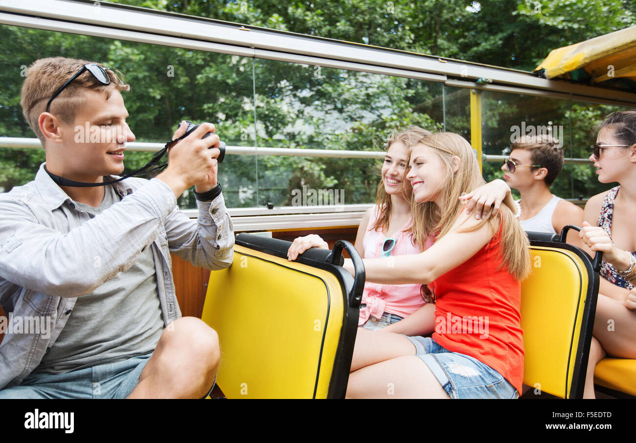 Семья в автобусе. Поездка на автобусе. Дети в поездку на автобусе. Долгие поездки на автобусе. Люди в автобусе.