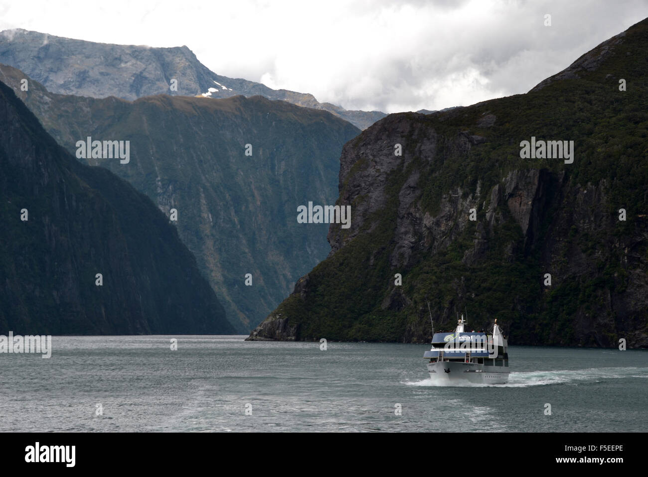 Tour boat at Milford Sound, Fiordland National Park, South Island, New Zealand Stock Photo
