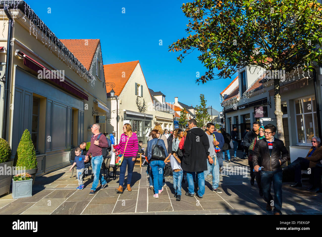 Paris, France, People Shopping in Luxury Stores, in "La Vallee Village",  Discount Shops, Walking on Street "Marne-la-Vallée Stock Photo - Alamy