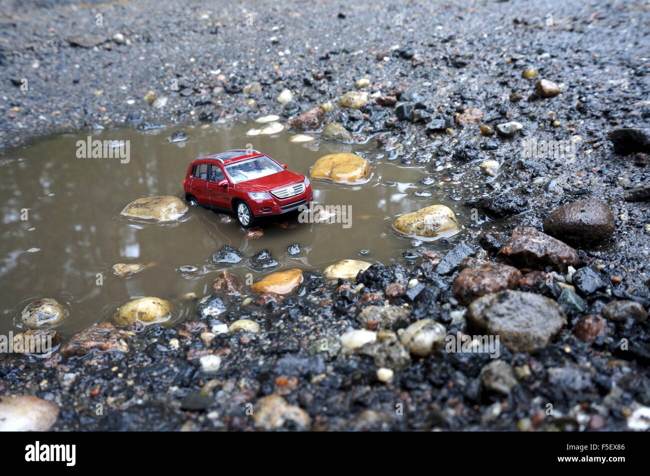 ILLUSTRATION - A Volkswagen car model 'VW Tiguan' in a puddle. The photo was taken on 15 October 2015. Photo: S. Steinach - NO WIRE SERVICE - Stock Photo