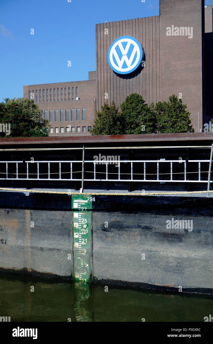 The Mittelland Canal in front of the Volkswagen factory Wolfsburg. The photo was taken on 30 September 2015. Photo: S. Steinach - NO WIRE SERVICE- Stock Photo