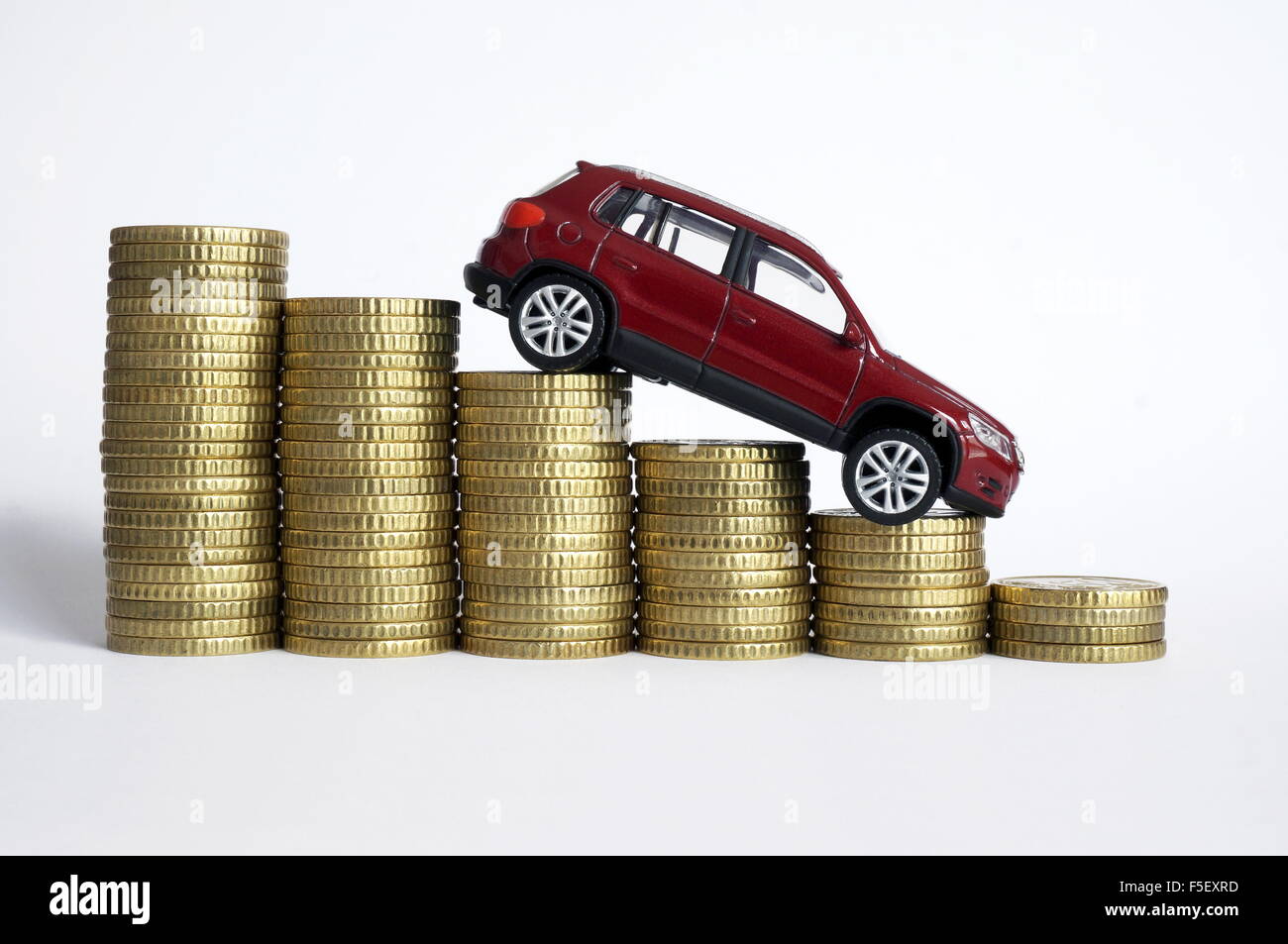 ILLUSTRATION - A Volkswagen car model 'VW Tiguan' on decreasing money piles. The photo was taken on 16 October 2015. Photo: S. Steinach - NO WIRE SERVICE - Stock Photo