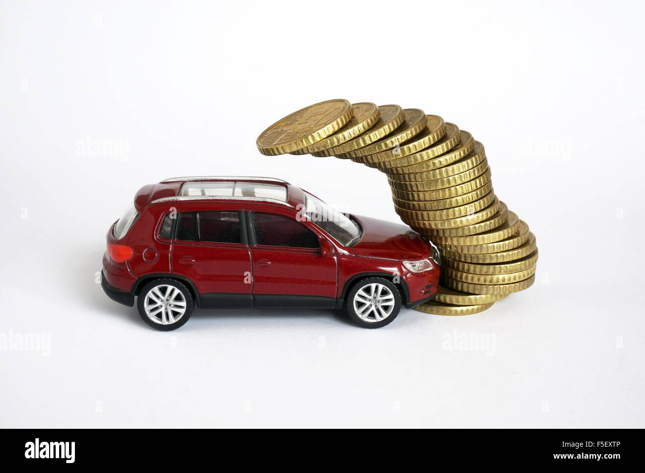 ILLUSTRATION - A Volkswagen car model 'VW Tiguan' in front of a dropping money pile. The photo was taken on 16 October 2015. Photo: S. Steinach - NO WIRE SERVICE - Stock Photo