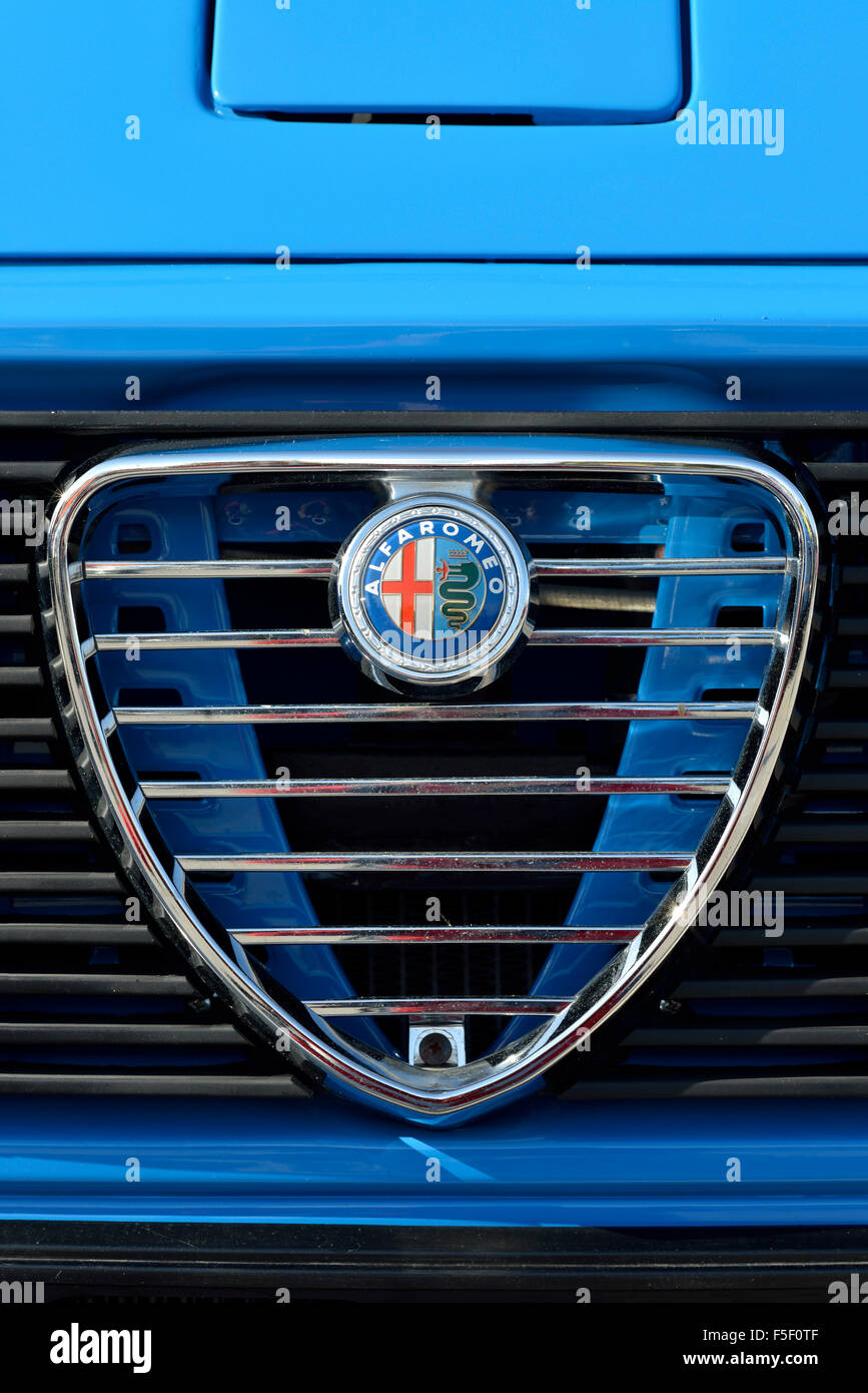 Alfa romeo grill and badge hi-res stock photography and images - Alamy