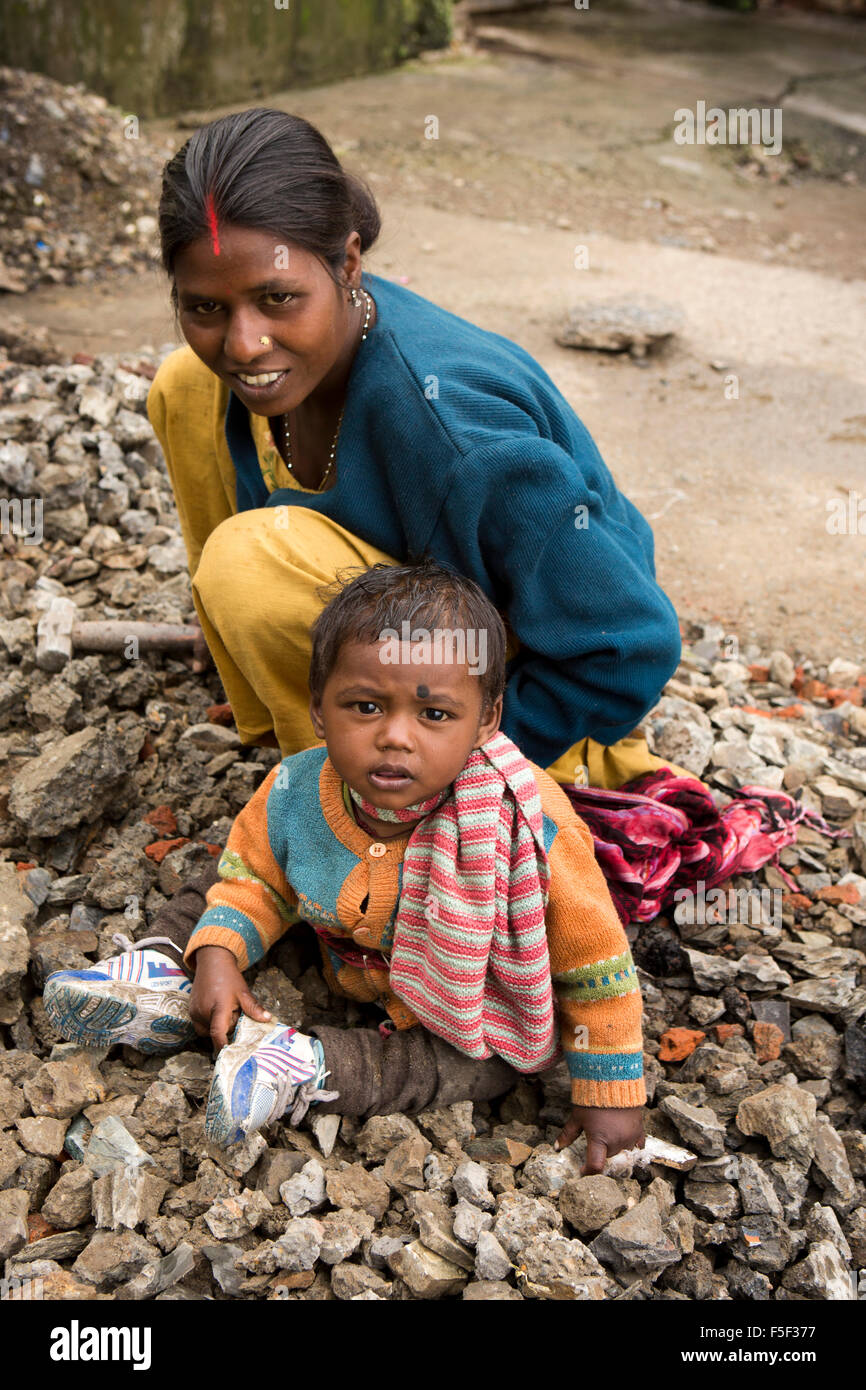 India, Himachal Pradesh, Shimla (Simla), mother breaking stones with baby beside her Stock Photo