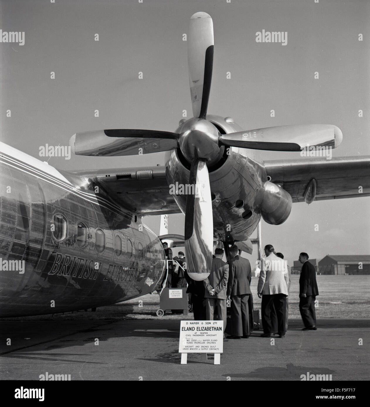 1950s historical, aviation journalists underneath the propeller of the BEA Elizabethan aircraft. Twenty aircraft were built for British European Airways, the first flying in January 1951, before entering service as the Elizabethan in March 1952. It remained in service on European routes until 1957. Stock Photo