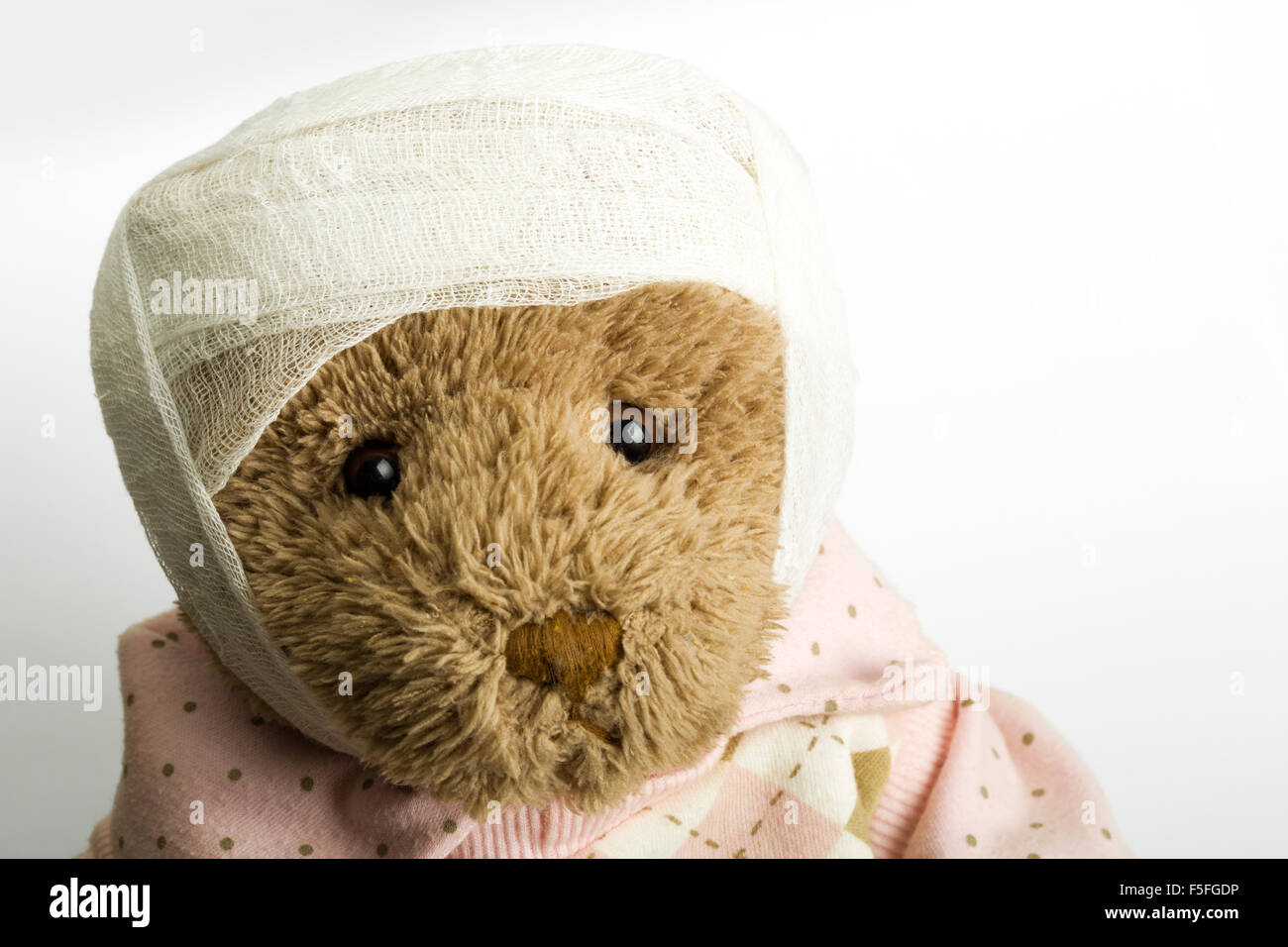 Teddy bear with bandage on the head Stock Photo - Alamy