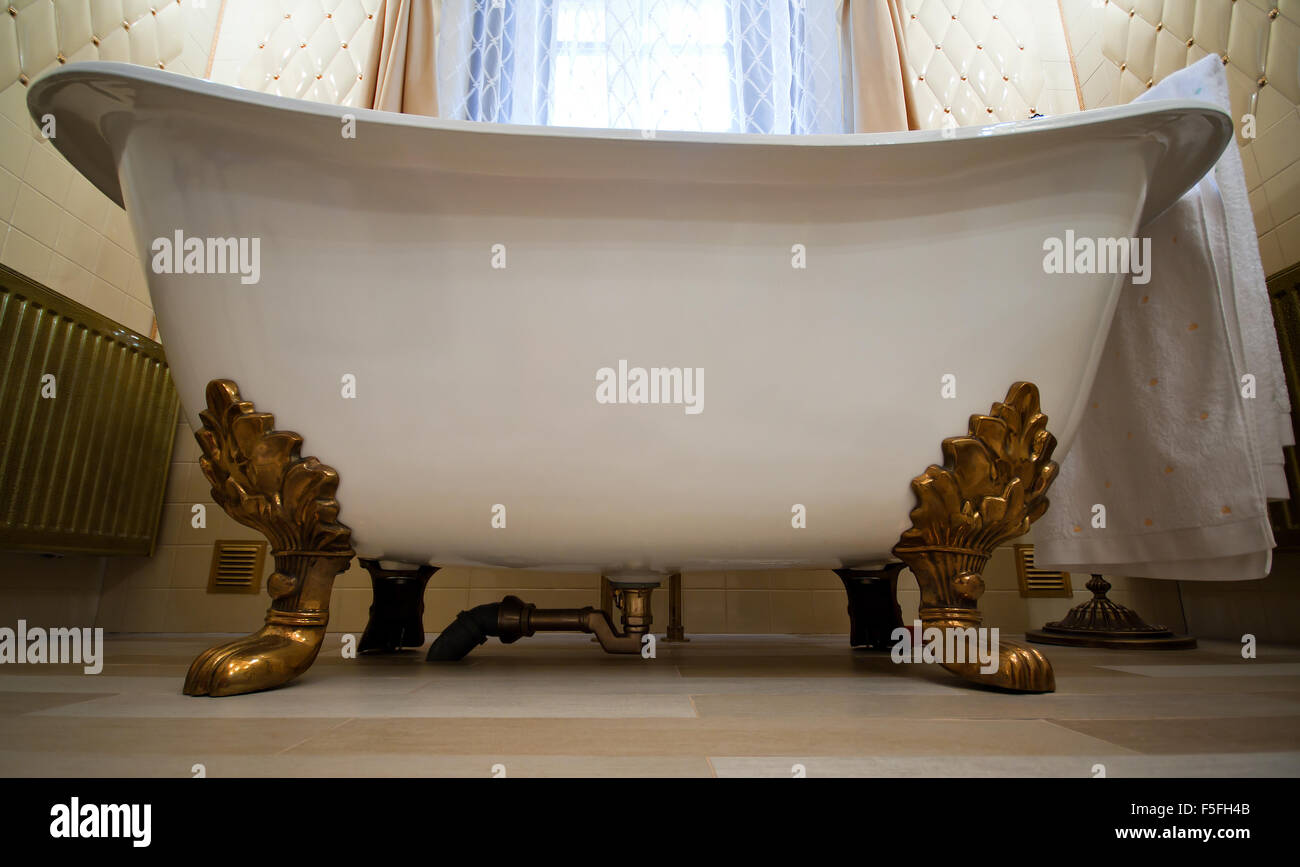 Interior of luxury vintage bathroom Stock Photo - Alamy