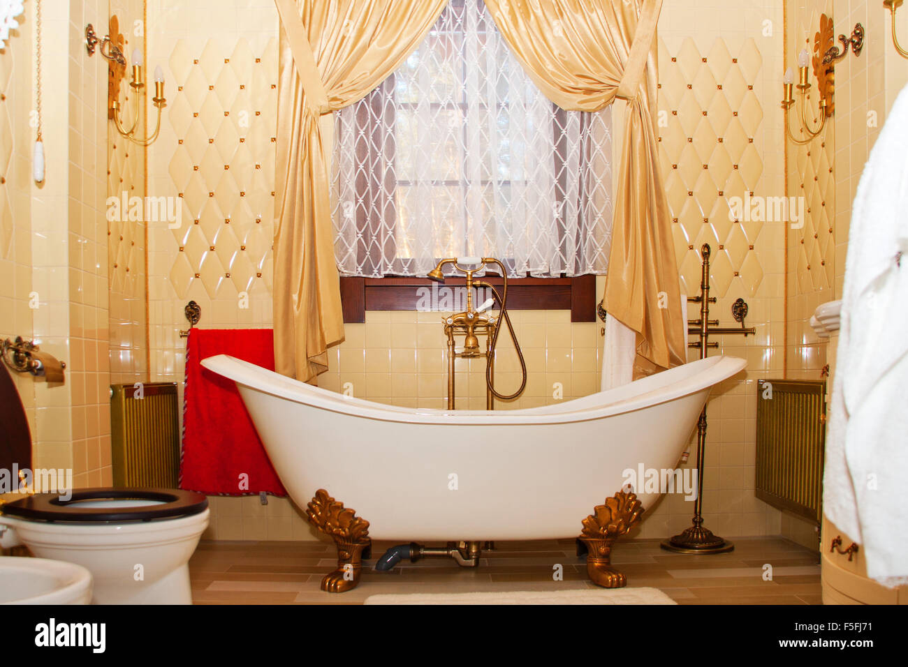 Luxury vintage bathroom interior Stock Photo - Alamy