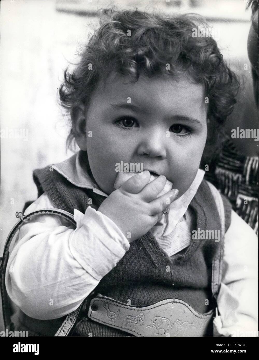 1972 - Little one made it to the core of the apple. © Keystone Pictures ...