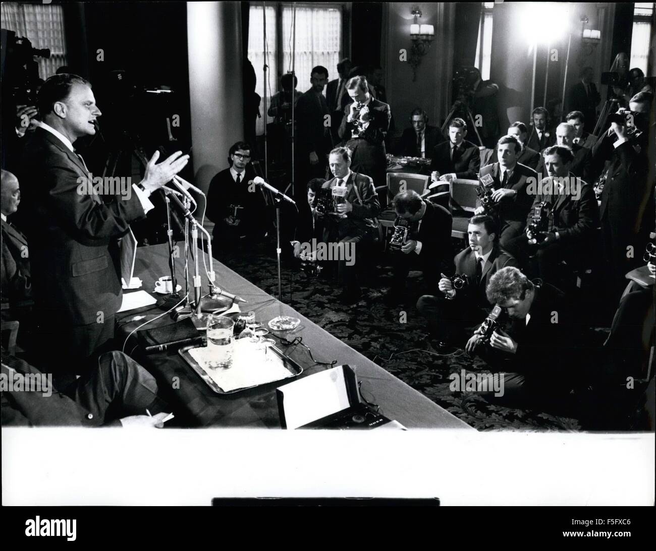1972 - Billy Graham confronts British Pressman: The American Evangelist Belly Graham on his arrival in London gave a press conference at the Waldorf Hotel in which he outlined the main points of his forthcoming campaign. Photo shows Billy Graham facing a battery of pressman cooly, calmly and in tremendous form. © Keystone Pictures USA/ZUMAPRESS.com/Alamy Live News Stock Photo