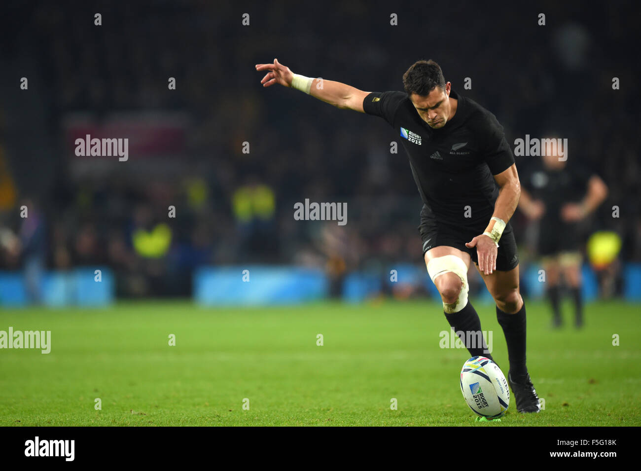 London, UK. 31st Oct, 2015. Dan Carter (NZL) Rugby : Dan Carter of New Zealand takes a kick during the 2015 Rugby World Cup final match between New Zealand and Australia at Twickenham in London, England . © FAR EAST PRESS/AFLO/Alamy Live News Stock Photo