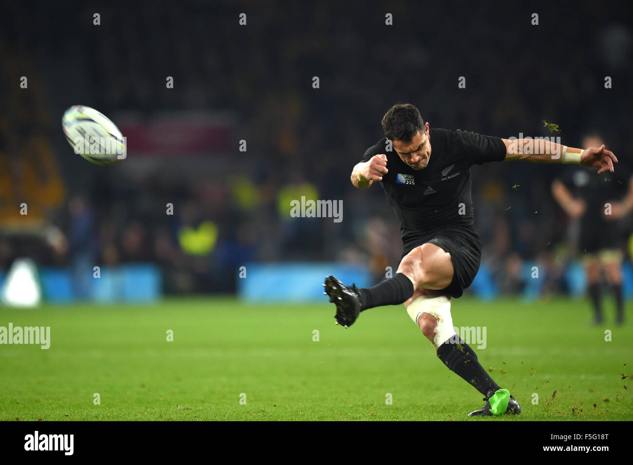 London, UK. 31st Oct, 2015. Dan Carter (NZL) Rugby : Dan Carter of New Zealand takes a kick during the 2015 Rugby World Cup final match between New Zealand and Australia at Twickenham in London, England . © FAR EAST PRESS/AFLO/Alamy Live News Stock Photo