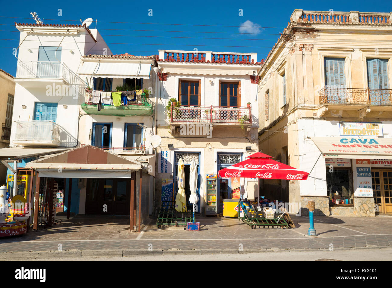 POROS, GREECE-OCTOBER 25, 2015: Gente en la ciudad de Poros, a a small Greek island-pair in the southern part of the Saronic Gul Stock Photo