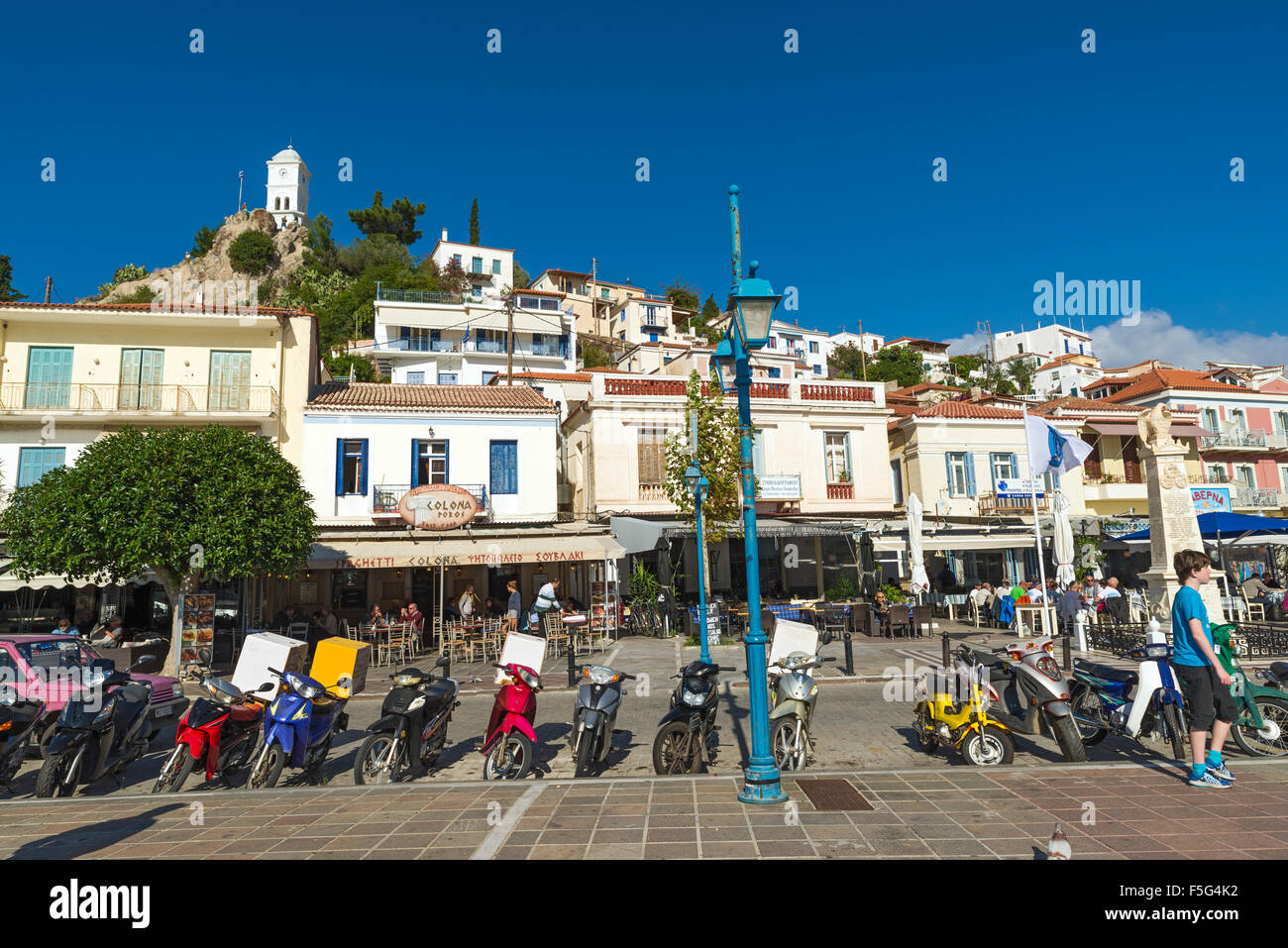 POROS, GREECE-OCTOBER 25, 2015: Gente en la ciudad de Poros, a a small Greek island-pair in the southern part of the Saronic Gul Stock Photo