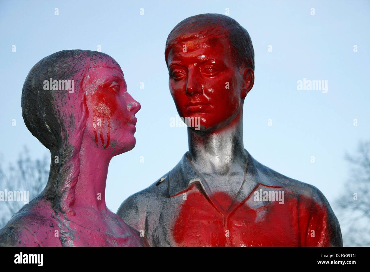 Skulptur, das ein Paar darstellt, Berlin-Friedrichshain. Stock Photo