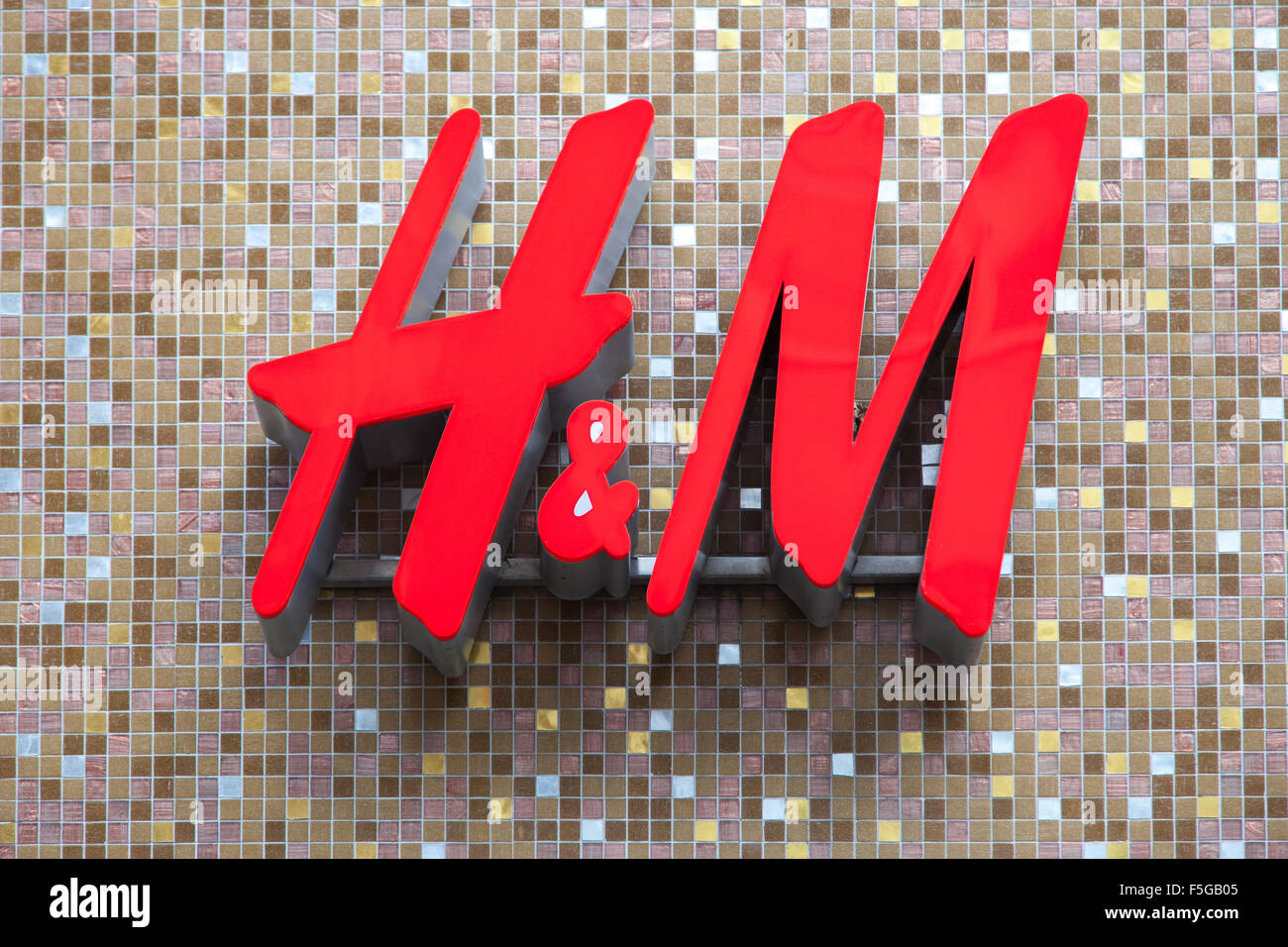H&M clothing company storefront Stock Photo Alamy