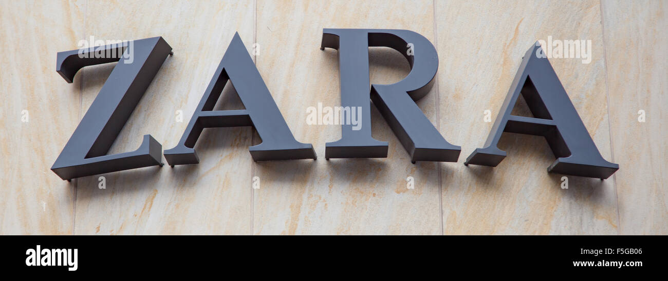Spanish clothing company Zara storefront Stock Photo Alamy