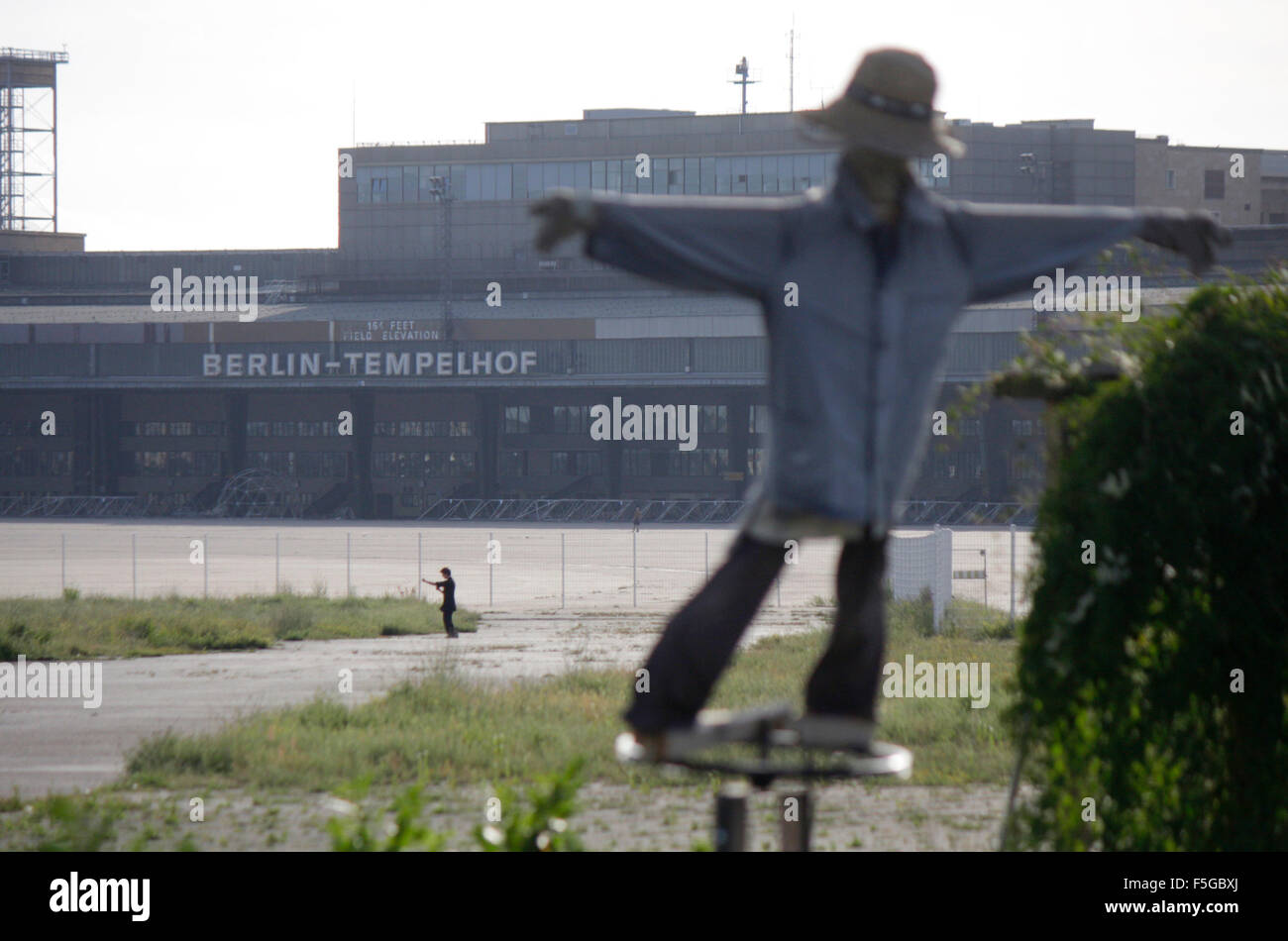 Vogelscheuche - Impressionen: Tempelhofer Feld auf dem Gelaende des frueheren Flughafen Tempelhof, Berlin-Tempelhof. Stock Photo