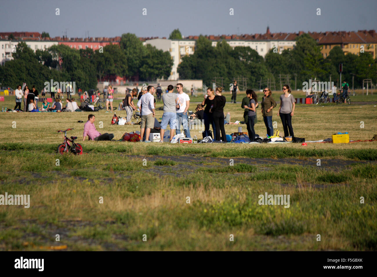 Impressionen: Tempelhofer Feld auf dem Gelaende des frueheren Flughafen Tempelhof, Berlin-Tempelhof . Stock Photo