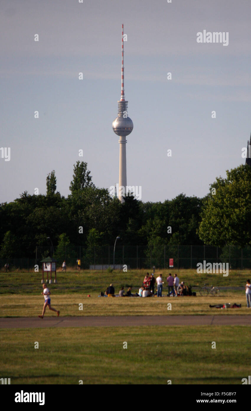 Fernsehturm - Impressionen: Tempelhofer Feld auf dem Gelaende des frueheren Flughafen Tempelhof, Berlin-Tempelhof. Stock Photo