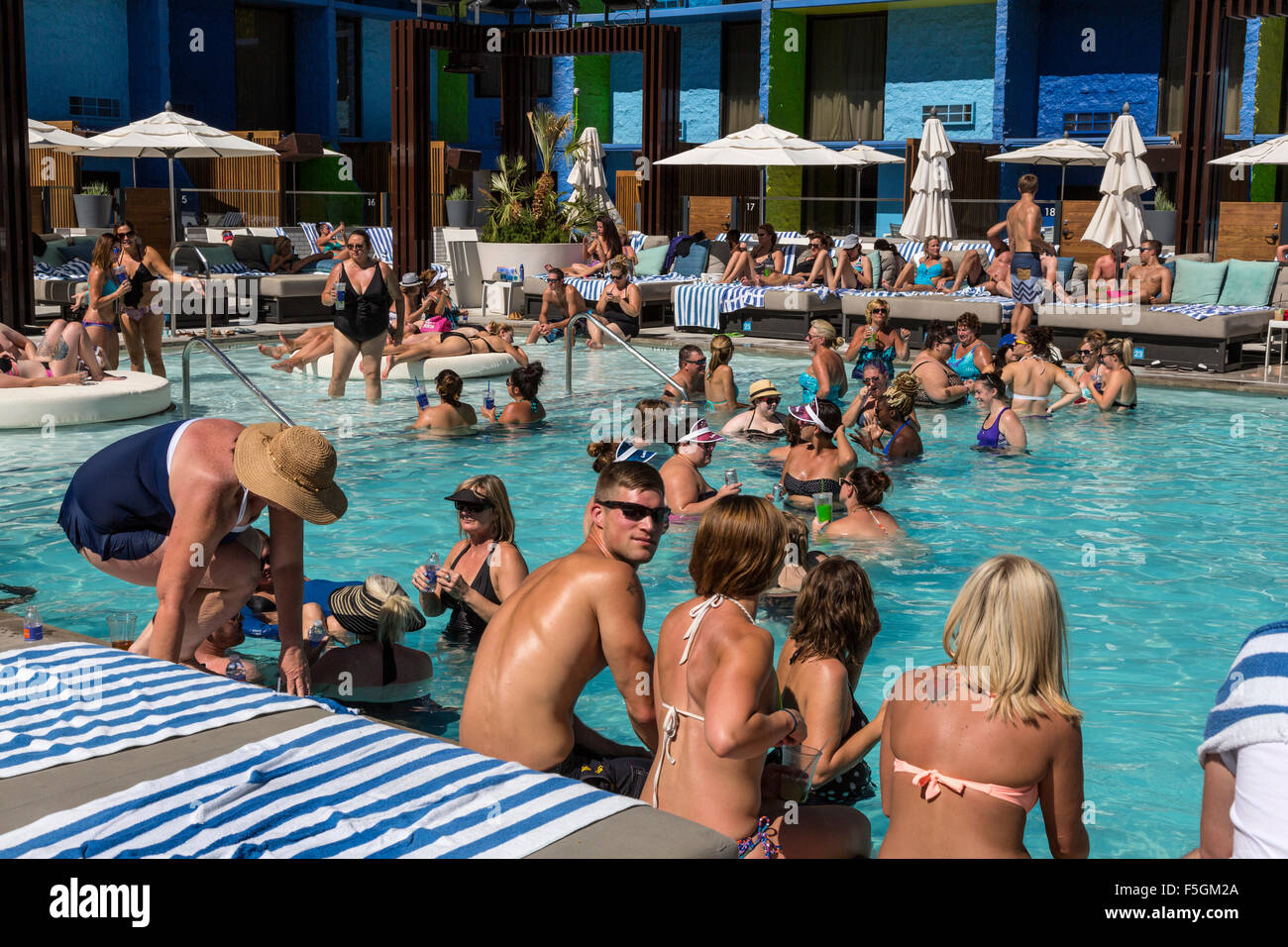 Las Vegas, Nevada. Millennials Relaxing at the Pool, The Linq Hotel Stock  Photo - Alamy