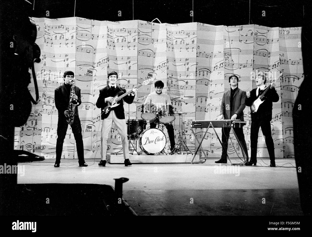 DAVE CLARK FIVE UK pop group on the Ed Sullivan Show  in New York in 1966. From left: Denis Payton, Rick Huxley, Dave Clark, Mike Smith, Lenny Davidson Stock Photo