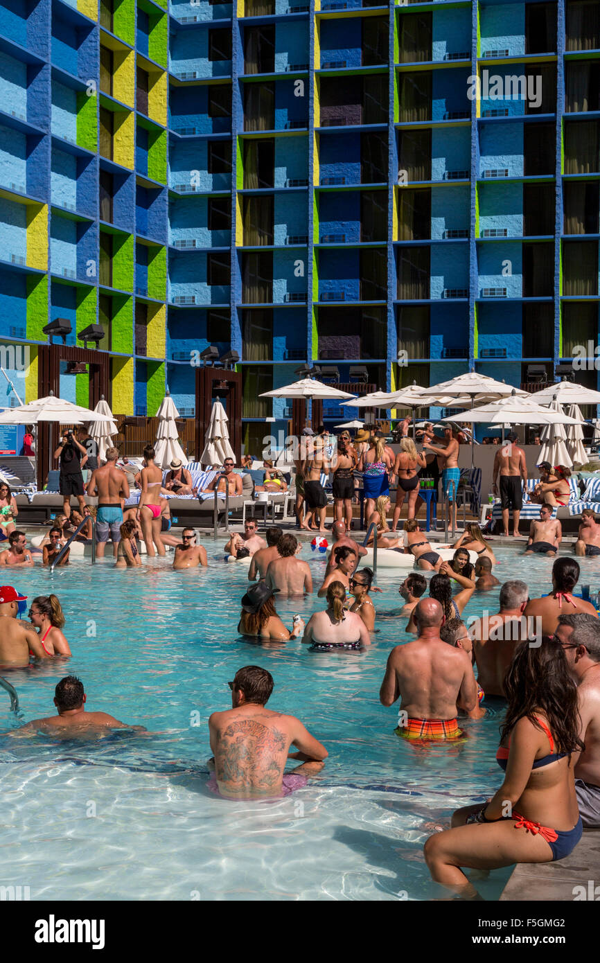 Las Vegas, Nevada.  Millennials Relaxing at the Pool, The Linq Hotel. Stock Photo
