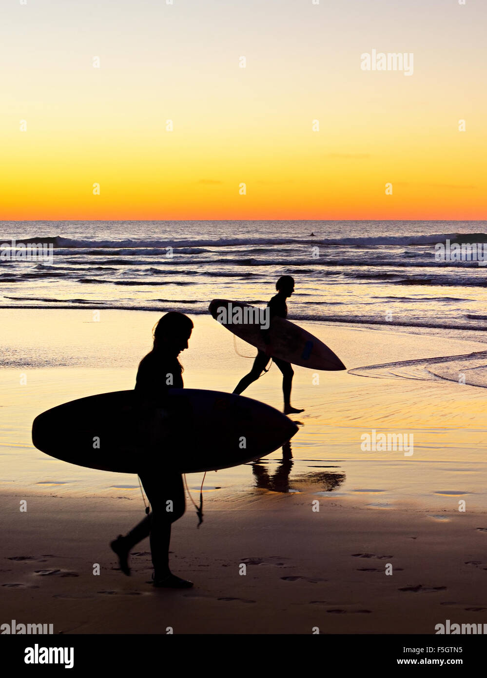 Running couple silhouette hi-res stock photography and images - Alamy