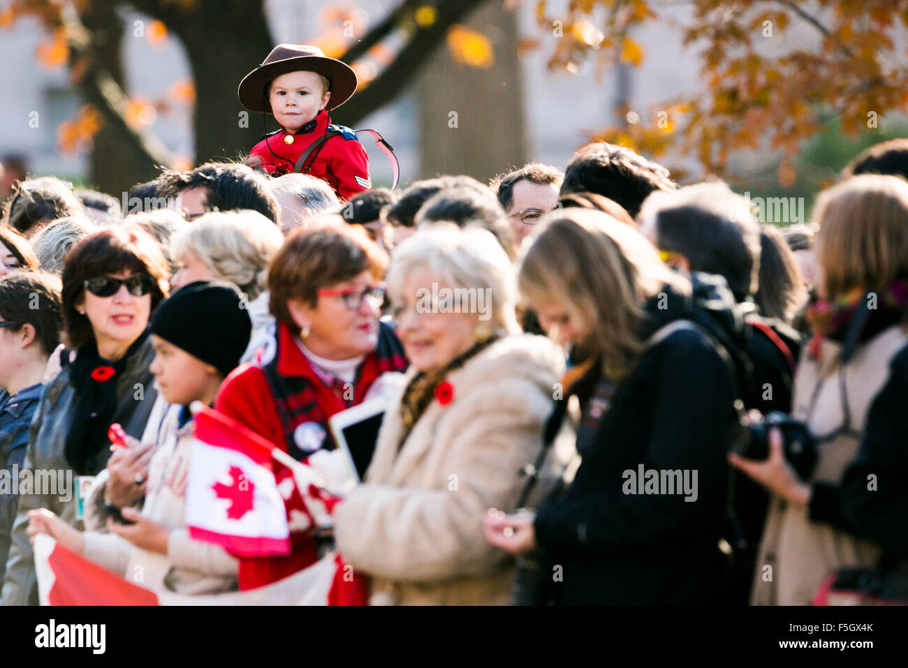 (151104) -- OTTAWA, Nov. 4, 2015 (Xinhua) -- Canadian people wait for the newly elected Prime Minister Justin Trudeau prior to his swearing in ceremony at Rideau Hall in Ottawa, Canada, Nov. 4, 2015. Justin Trudeau was sworn in as Canada's 23rd prime minister and named a 31-member cabinet here Wednesday. (Xinhua/Chris Roussakis) Stock Photo