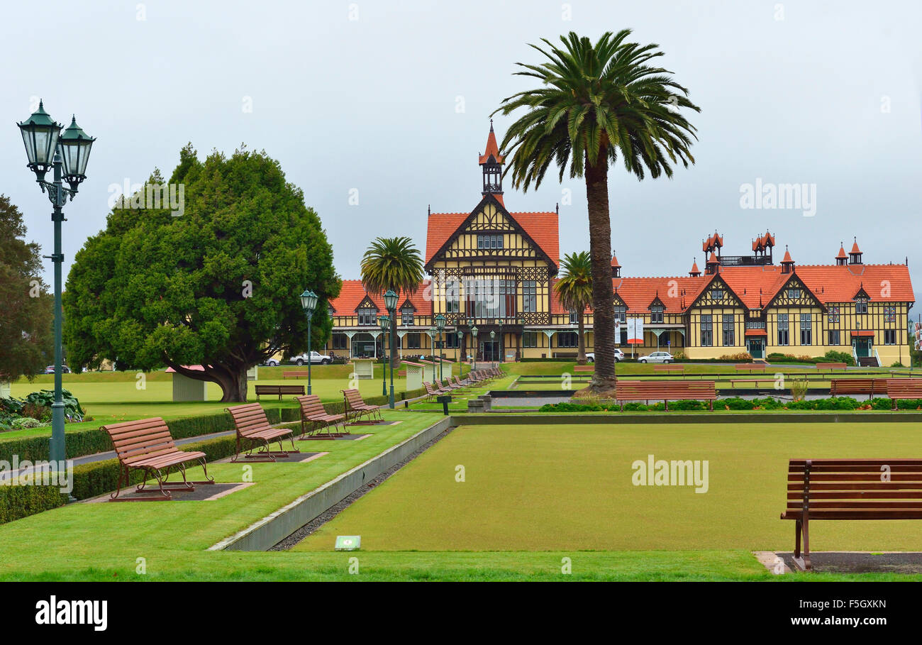 The Tudor-style spa bath house and an ornate Mediterranean-style public swimming pool set in the Government Gardens in Rotorua,New Zealand Stock Photo