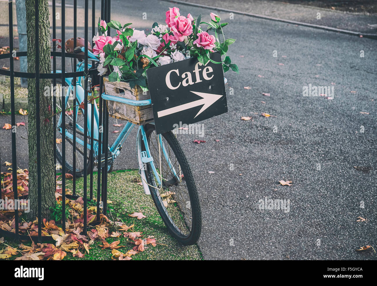 café sign in bicycle basket Stock Photo