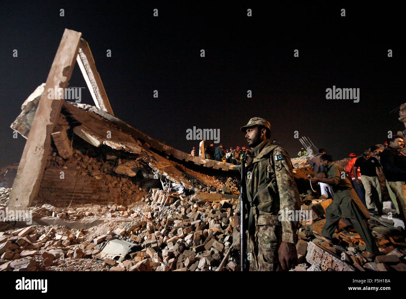 Lahore. 4th Nov, 2015. A Pakistani soldier stands guard as rescuers ...