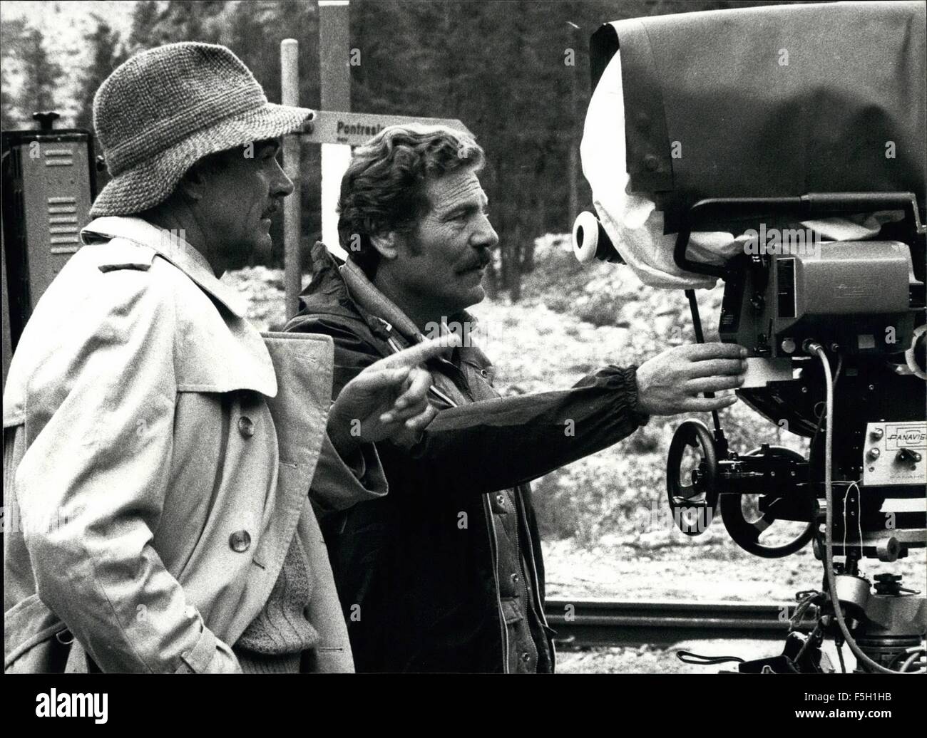 1981 -  James Bond Sean Connery filming in the Engadine  Ex James Bond Sean Connery (left, discussing with a camera man) has started work in the Engadine, starring in new Fred Zinnermann film  Maiden, Maiden This love story will show Connery as an English tourist of 1932 who, having a mountain accident, sees his wife running away with a Swiss mountain guide. 20 million Swiss Francs will be spent for this new movie by  High Noon director. Keystone Zurich 7-2-81 (Credit Image: © Keystone Pictures USA/ZUMAPRESS.com) Stock Photo