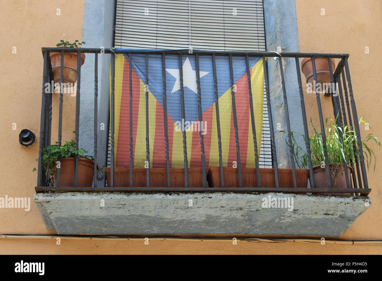 The Catalan Independence flag on a balcony, Besalù, Catalonia Stock Photo